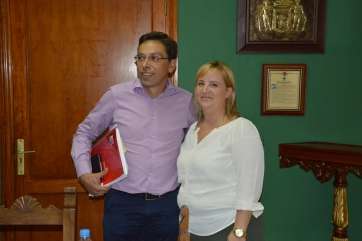 Francisco Atta (i) junto a la nueva concejala Naira Hernández (d), tras su toma de posesión (Foto TA)