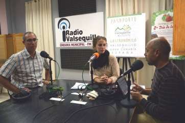 El secretario general del PSOE local, Víctor Navarro (i), en la radio municipal (Foto PSOE de Valsequillo)