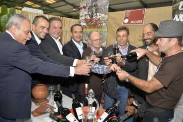 Las autoridades brindan por el éxito de la feria (Foto TA)