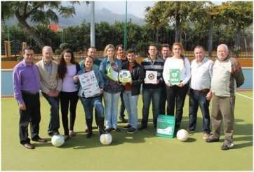 Miembros de la iniciativa con el desfibrilador (Foto TA)