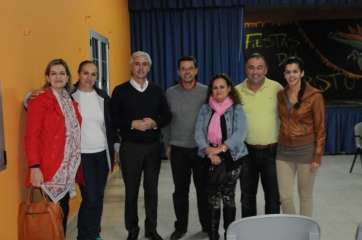 Miembros del PP con representantes de los vecinos (Foto TA)
