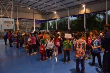 Niños participantes en la inauguración de los juegos (Foto TA)