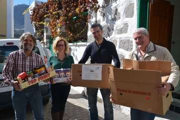 Miembros de Asava con cajas de alimentos (Foto TA)