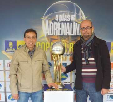 El alcalde Francisco Atta (i) y el concejal Eduardo Déniz, este viernes junto al trofeo (Foto TA)