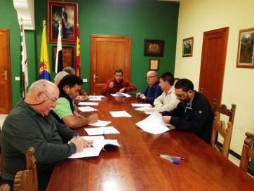Momento de la firma del convenio entre el Ayuntamiento y los clubes deportivos de Valsequillo (Foto TA)