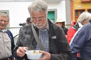 Un turismo degusta un potaje canario (Foto TA)