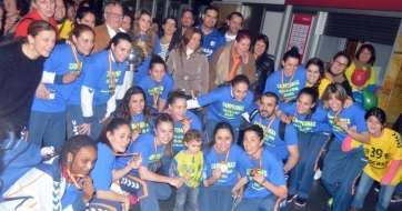 Jugadoras del Rocasa celebran en Gando el triunfo a su llegada a la Isla (Foto TA)