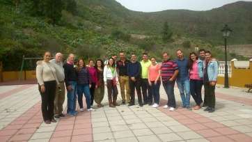 Miembros del PP con los jóvenes (Foto TA)