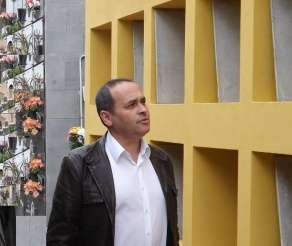 El consejero de Cooperación Institucional, Antonio Hernández Lobo, en el cementerio de Valsequillo (Foto TA)