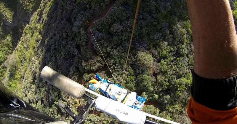Imagen del izado del senderista accidentado al helicóptero del GES (Foto TA)