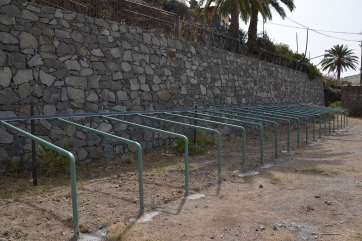 Imagen de uno de las nuevas estructuras para amarrar caballos en Valsequillo (Foto TA)