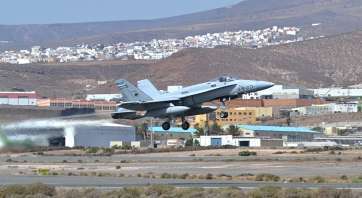 Un caza F-18 del Ala 46 de Gando, despegando desde la Base Aérea (Foto TA) 