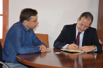 Francisoc Atta y Juan José Flores, durante la reunión de este lunes (Foto TA)