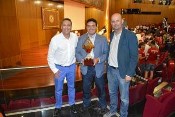 Salvador Ramírez, José Antonio Peñate y Eduardo Déniz, ayer tras recibir el galardón (Foto TA)
