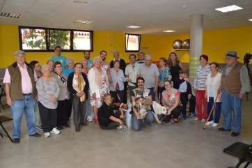 Imagen de los tres perros junto a los monitores de Terapican a y los usuarios del Aula del Mayor (Foto TA)