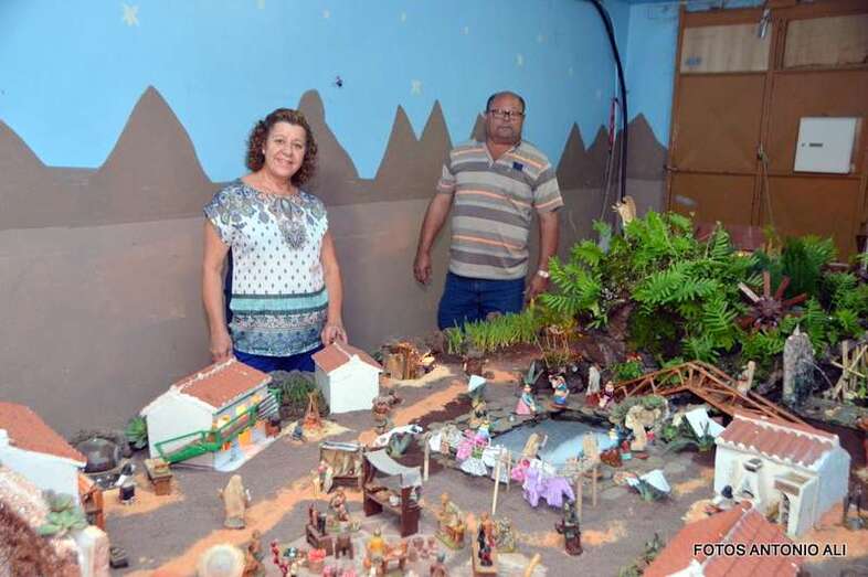 Montaje del belén en el domicilio de Antonia Benítez (Foto TA)