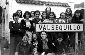 Grupo de niñas de Valsequillo delante de El Calvario (Foto TA)