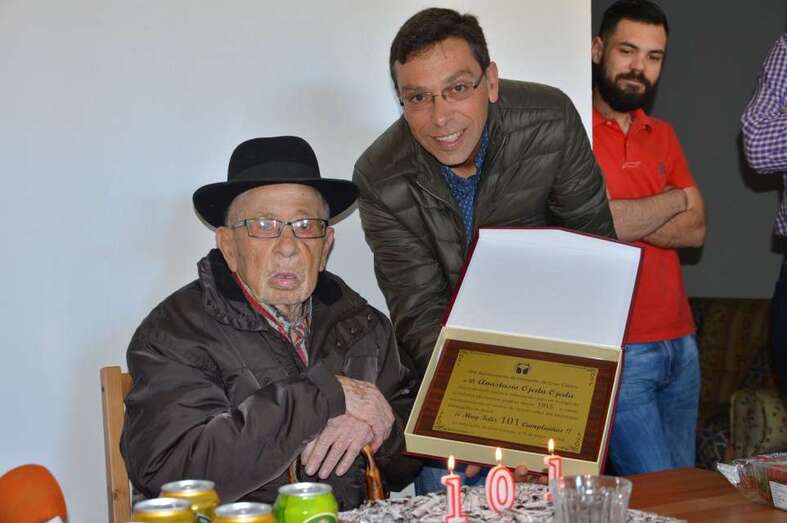 El Ayuntamiento de Valsequillo rindió homenaje a Anastasio Ojeda, de 101 años (Foto TA)