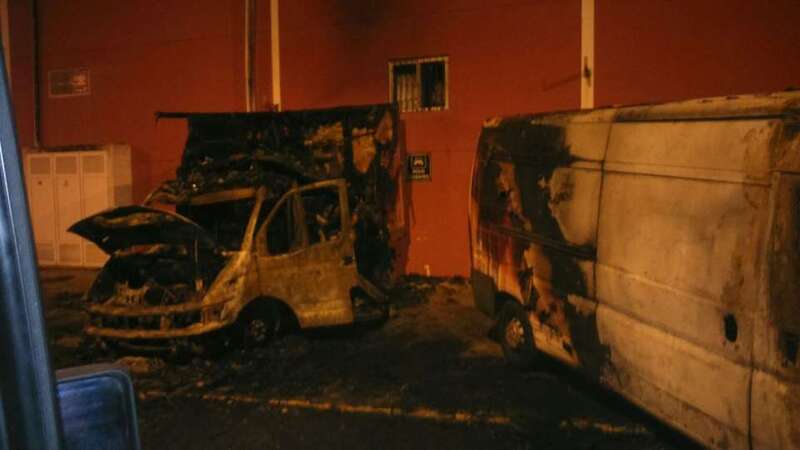 Los dos vehículos daños por el incendio (Foto TA)