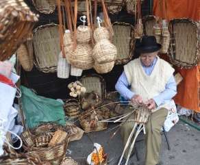 Puesto artesanal en una edición anterior de la fiesta del Almendro en Flor (Foto TA)