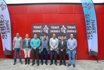 Foto de familia tras la presentación del III Trail Series (Foto Acfi Press)
