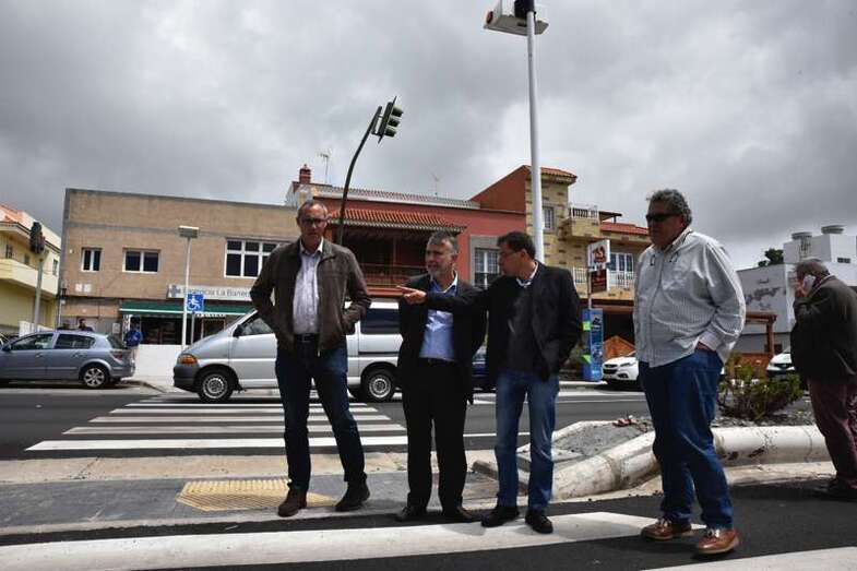 El consejero Ángel Víctor Torres, este viernes junto a los mandatarios valsequilleros durante su visita al municipio (Foto Acfi Press)