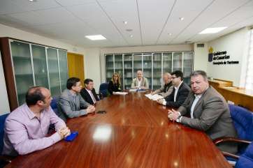 Imagen del encuentro de mandatarios municipales con el consejero Pedro Ortega (Foto TA)