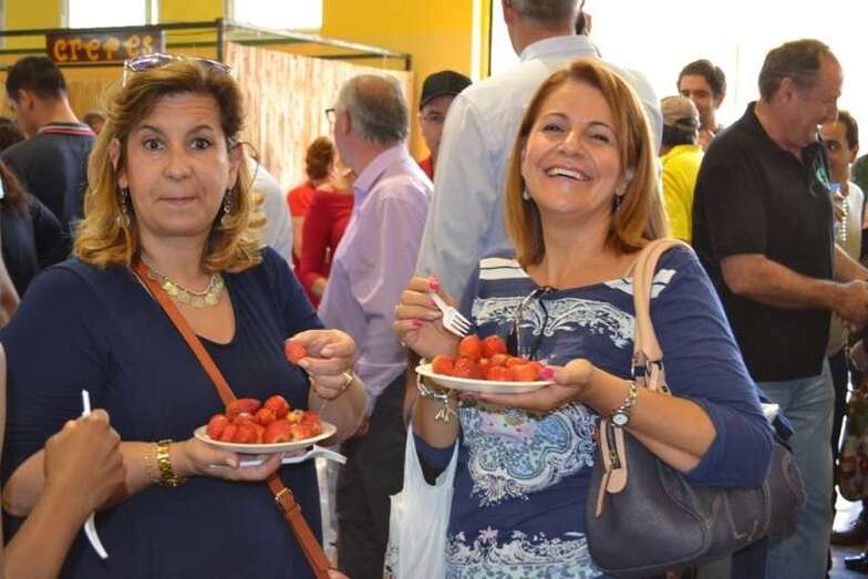 Dos vecinas degustan un plato con fresas (Foto TA)