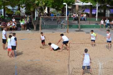 Imagen de un partido de fútbol playa en el Arena Plaza de Valsequillo (Foto TA)