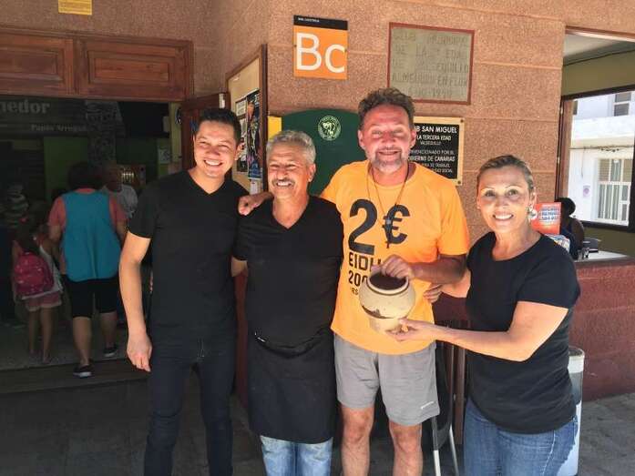 Juanka en uno de los puntos solidarios (Foto TA)