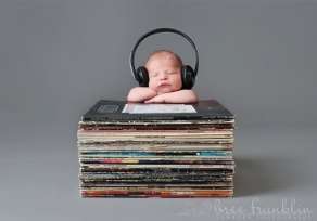 Un bebé, disfrutando de la música (Foto TA)