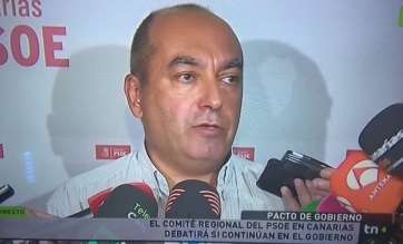 El secretario de organización del PSOE canario, hace unos minutos anunciando la decisión (Captura de la RTVC)