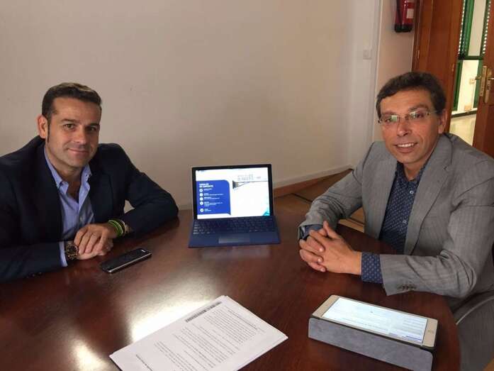 El alcalde Francisco Atta (d) y el gerente de Aguas de Telde, Gustavo Gómez (Foto TA)