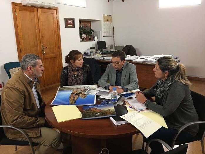 Reunión del alcalde y concejala de Turismo con la consejera insular Inés Jiménez (Foto TA)