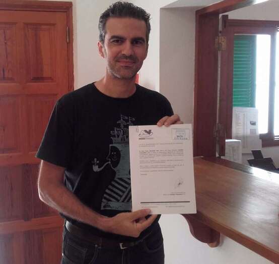 Juan Carlos Hernández Atta, portavoz de AV con la moción antes de presentarla en el registro (Foto TA)