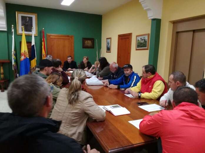 Imagen del encuentro con las comisiones de fiestas de Valsequillo (Foto TA)