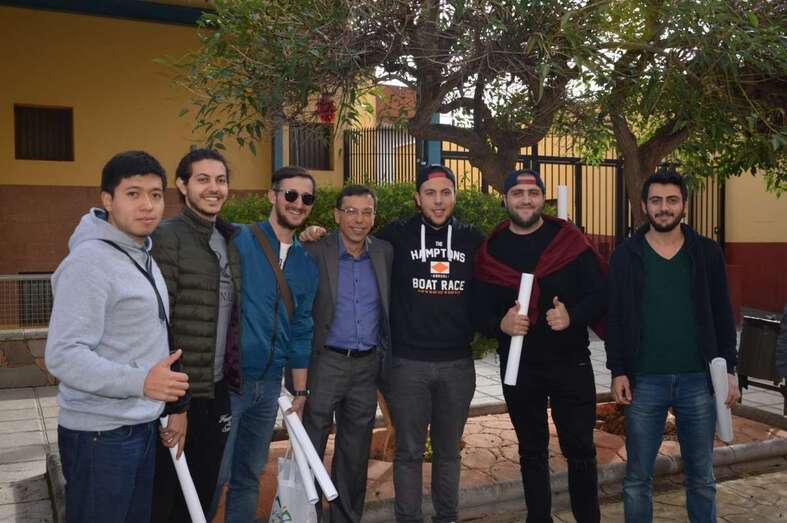 El alcalde de Valsequillo, junto a un grupo de jóvenes del encuentro (Foto TA)
