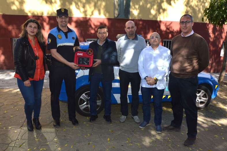 Los mandatarios municipales, haciendo entrega del nuevo desfibrilador a la Policía Local (Foto TA)
