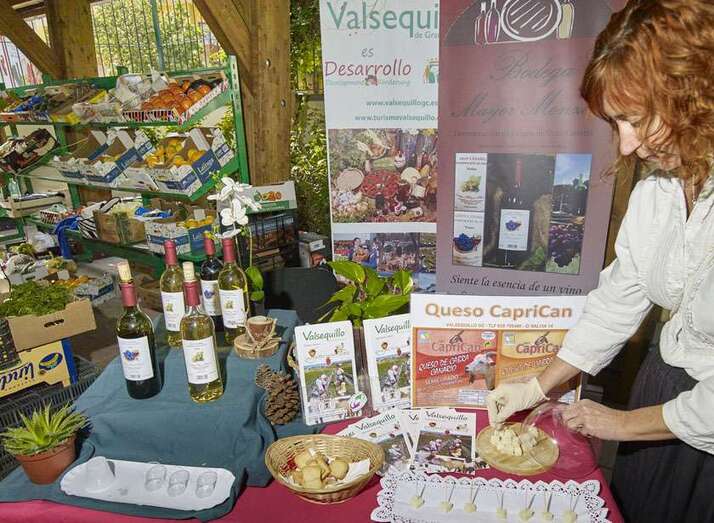 Venta de productos artesanales en un puesto (Foto TA)