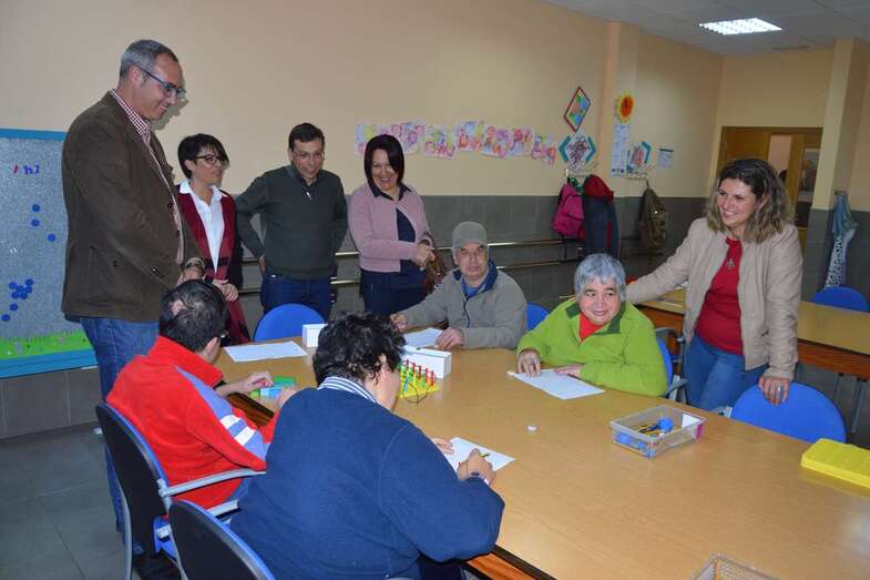 Visita de la Consejera de Política Social y Accesibilidad, Elena Máñez, al aula del mayor (Foto TA)