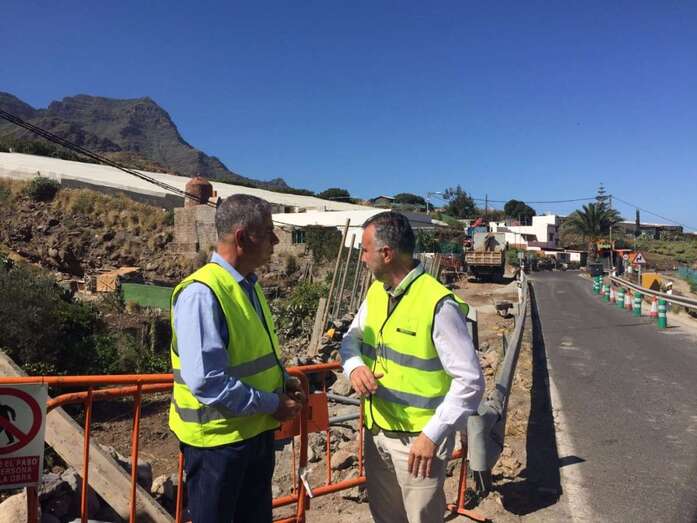 El consejero de Obras Públicas, Ángel Víctor, visitó esta mañana las obras (Foto TA)