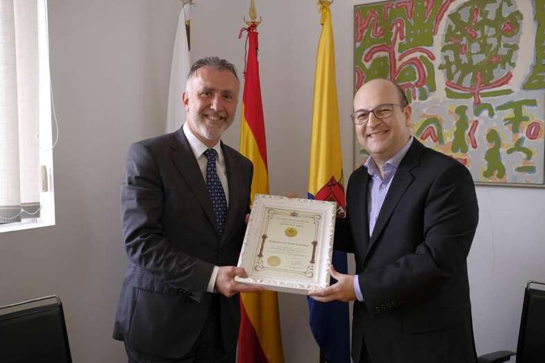 El vicepresidente primero del Cabildo, Ángel Víctor Torres, y Óscar de Afonso, gran maestro de la Gran Logia de España