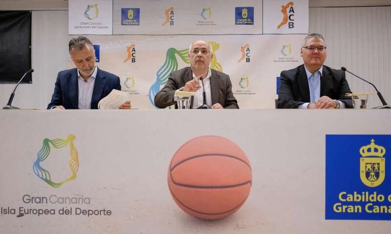 Antonio Morales (c), Ángel Víctor Torres (i) y Francisco Roca (d) (Foto TA)