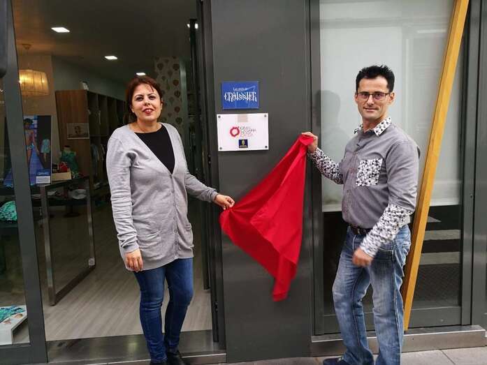 La consejera Minerva Alonso con el titular de la tienda (Foto TA)