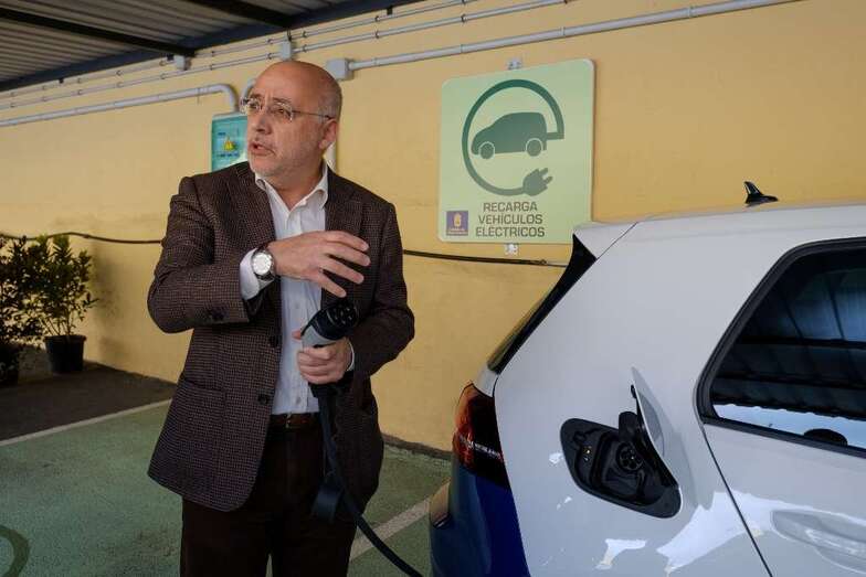 El presidente del Cabildo, Antonio Morales, con uno de los vehículos (Foto TA)
