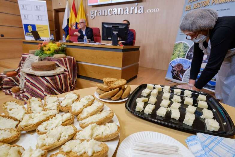 Momento de la presentación de las acciones por el consejero de Soberanía Alimentaria (Foto TA)