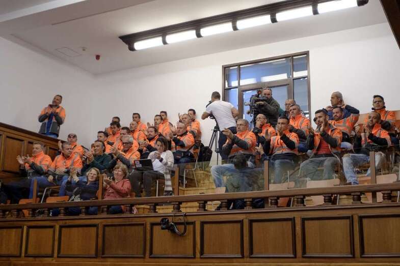 Un grupo de estibadores presenció la sesión (Foto TA)