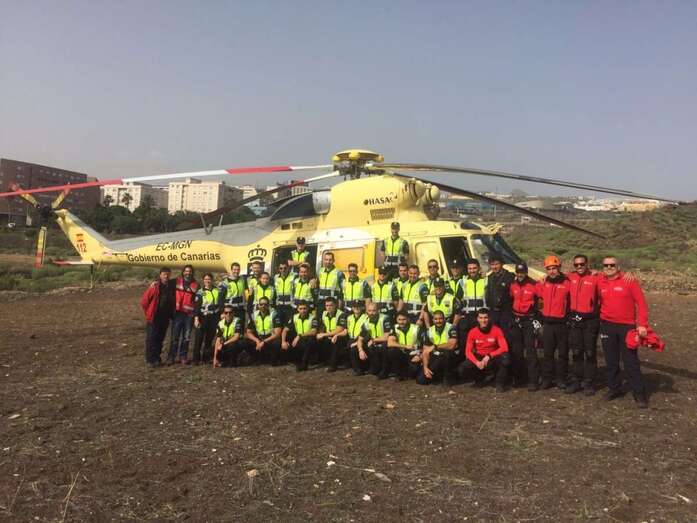 El grupo de policías locales de nuevo ingreso junto a los instructores y a la tripulación del GES (Foto TA)