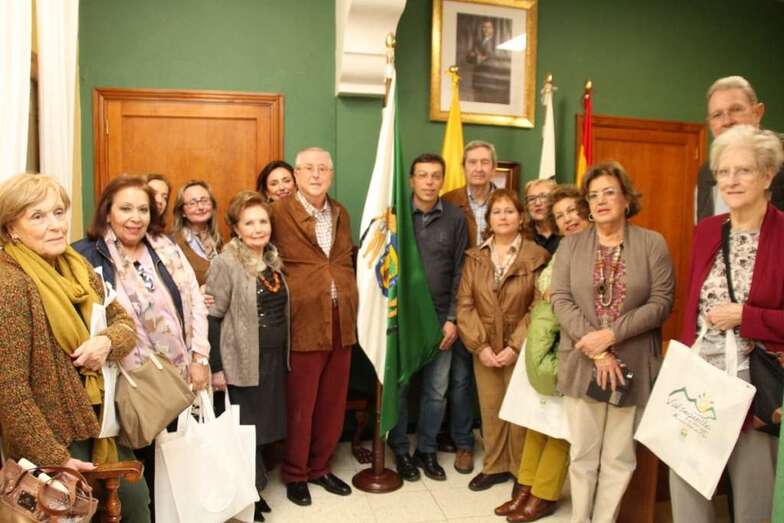 Los visitantes con el alcalde y la cronista oficial de Valsequillo de Gran Canaria (Foto Jesús Ruiz Mesa)
