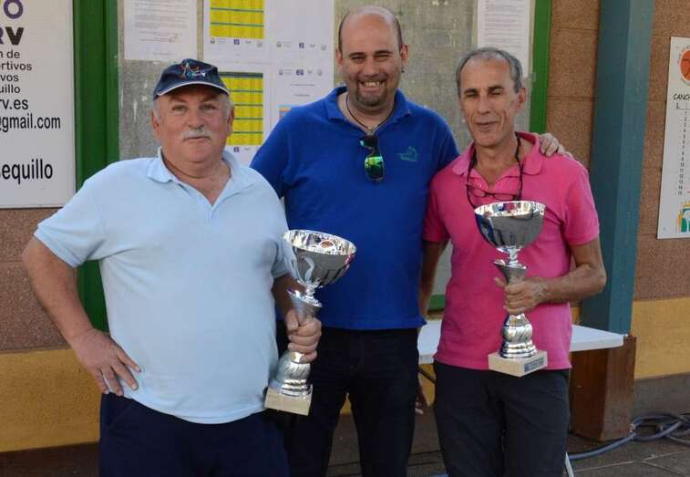 Los ganadores del torneo con el concejal (Foto TA)